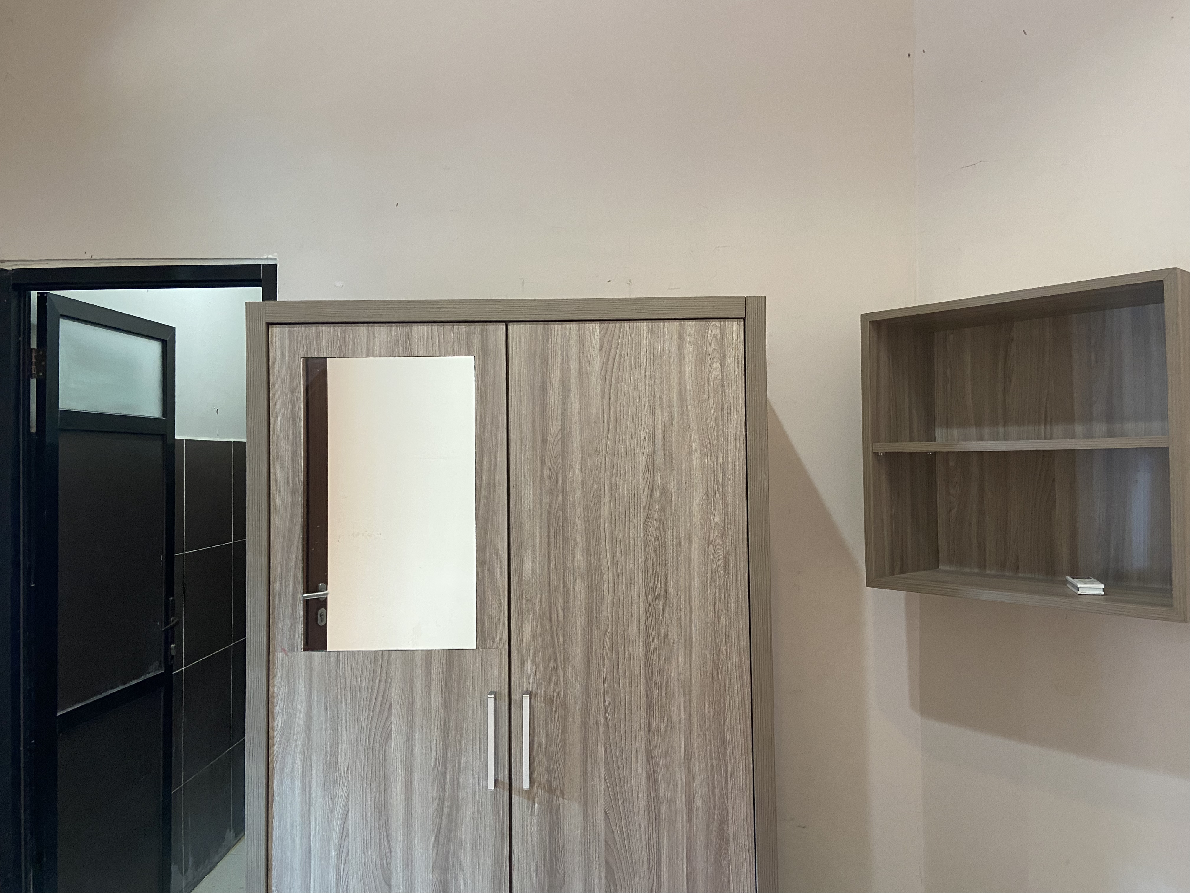 Suasana Kamar - Lemari